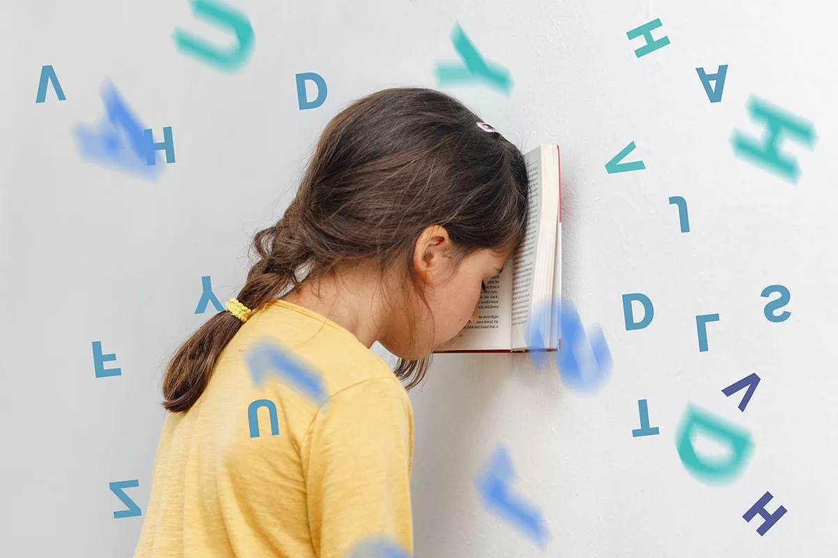 Enfant qui est fatiguée de ses confusions de lettres